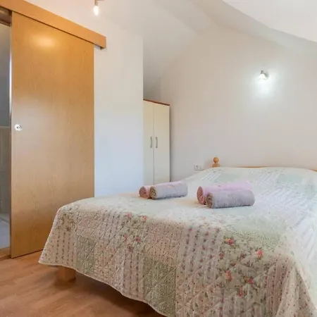 Ivana Βίλα Zmijavci