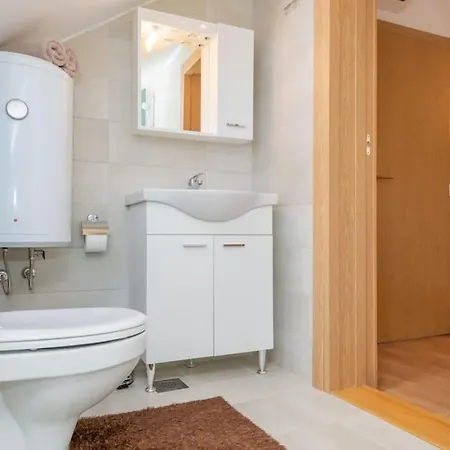 Ivana Βίλα Zmijavci